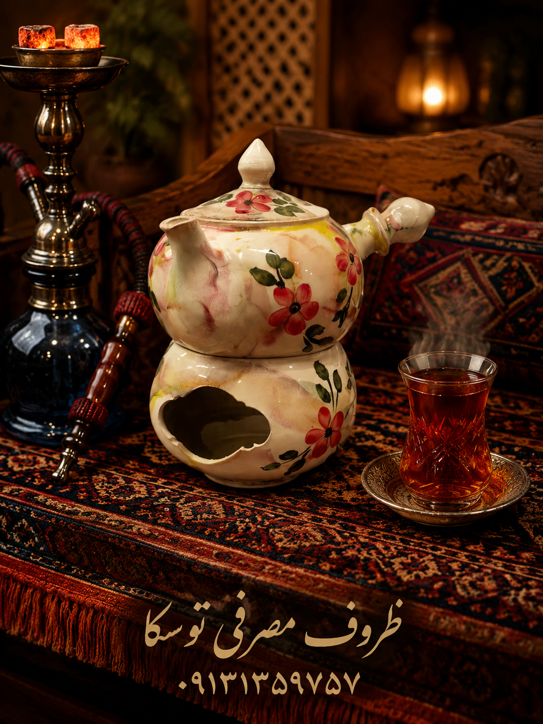 قوری و وارمر سفالی دسته بغل طرح تپل زمینه کرم ابروبادی گل قرمز